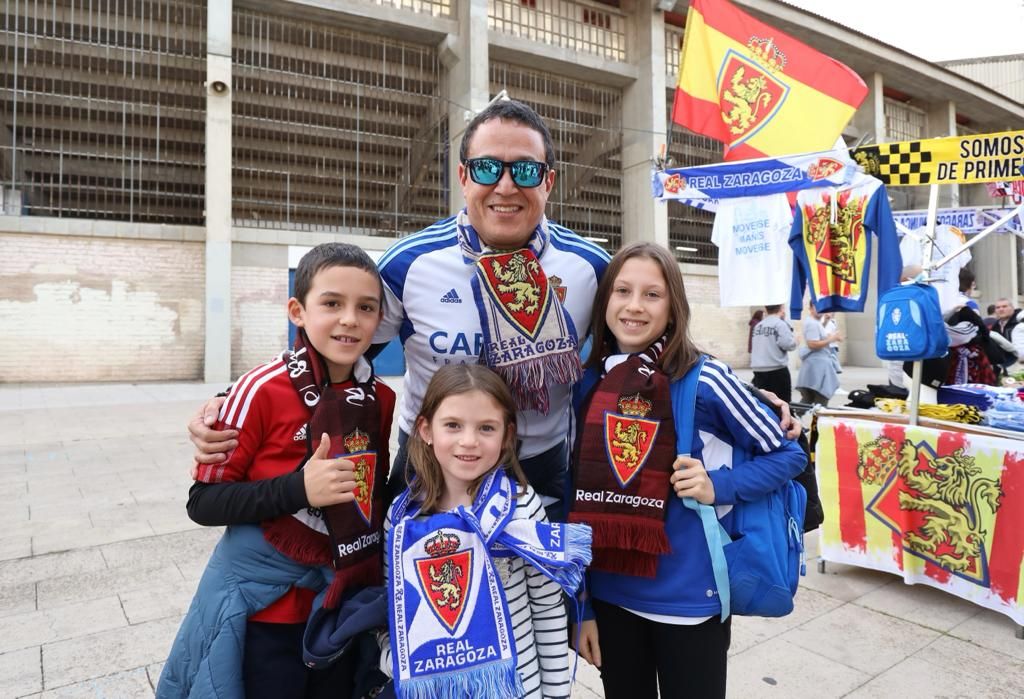 En imágenes | Este es el ambientazo a las puertas de La Romareda por el Real Zaragoza - Huesca