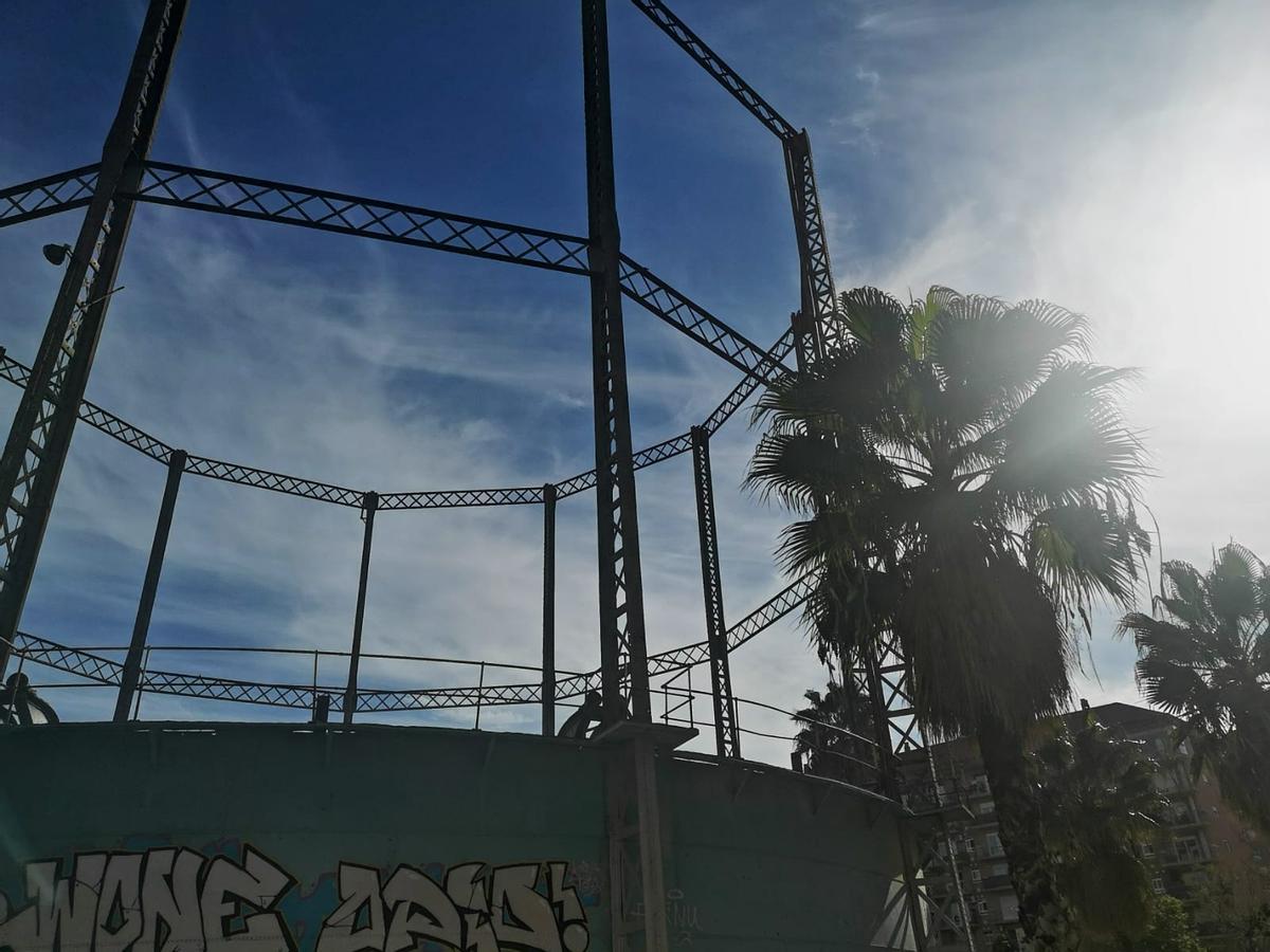 Así es el Gasómetro de Lebón, un testido del pasado industrial de la ciudad