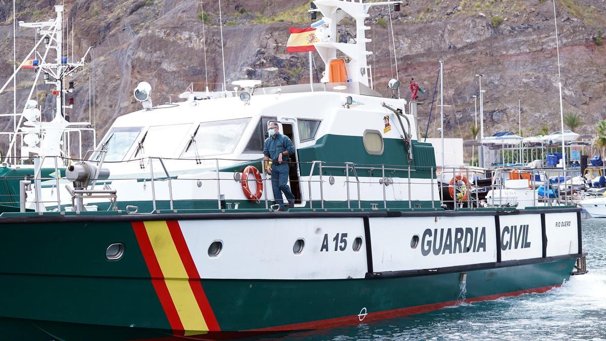 La Guardia Civil busca a las niñas y su padre por mar y tierra.