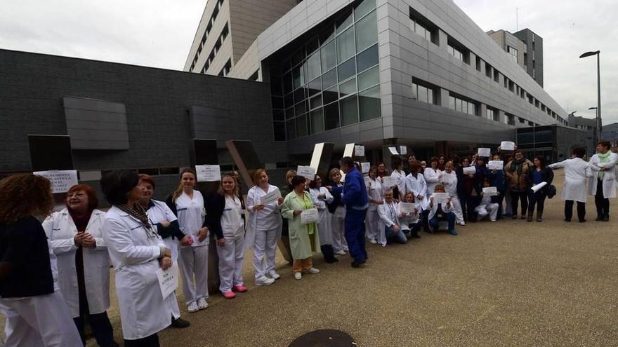 Protesta de la plantilla en el Hospital Álvarez Buylla de Mieres.