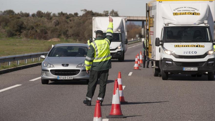 Un control de la Guardia Civil de Tráfico en Ourense // Brais L.