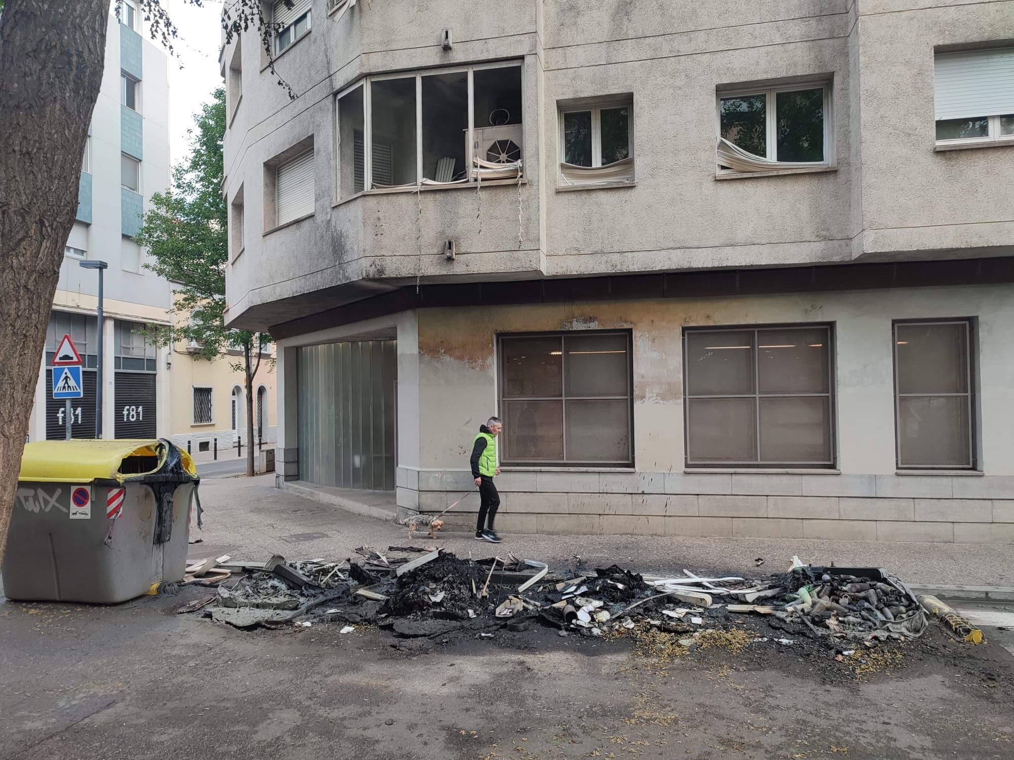 Cremen una vintena de contenidors a Girona i causen danys en façanes i vehicles