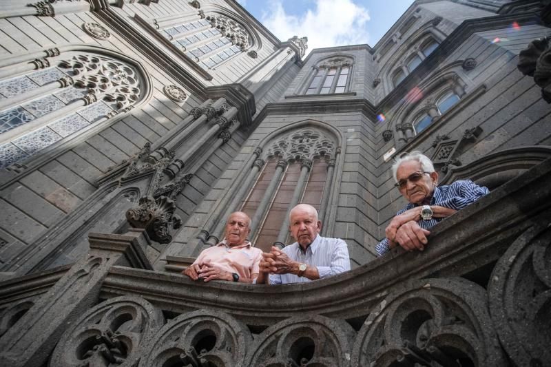 Los tres labrantes que remataron la última torre de la iglesia de Arucas