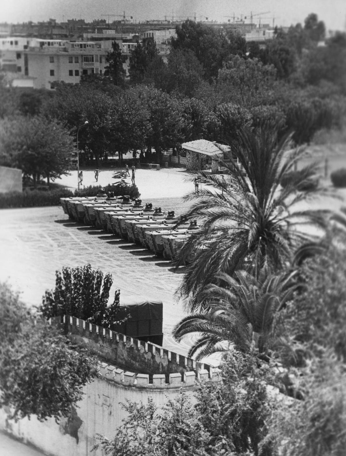 Carros de combate en lo que hoy es el parque Madre Coraje.