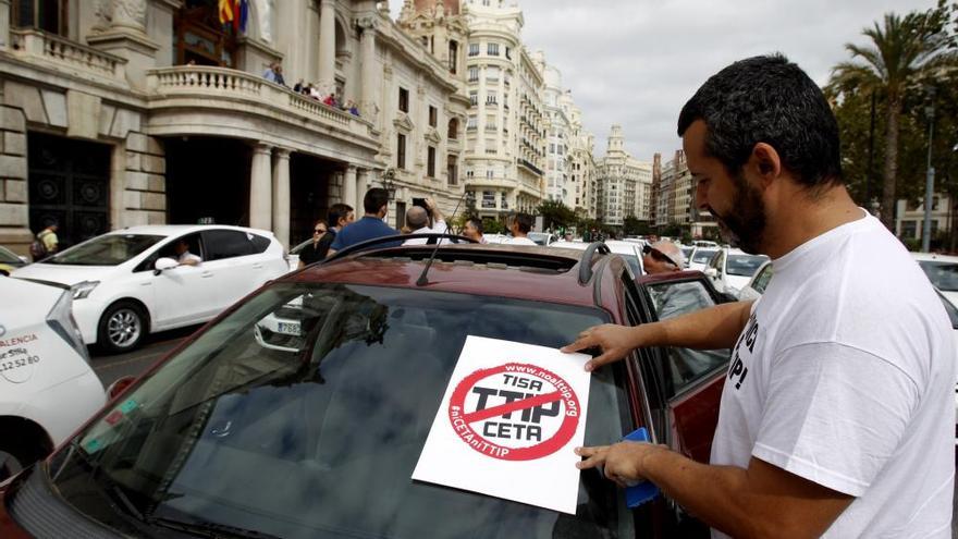 Caravana de taxistas en el centro de Valencia contra el TTIP