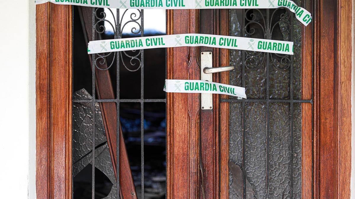 Una de las puertas reventadas durante el incendio