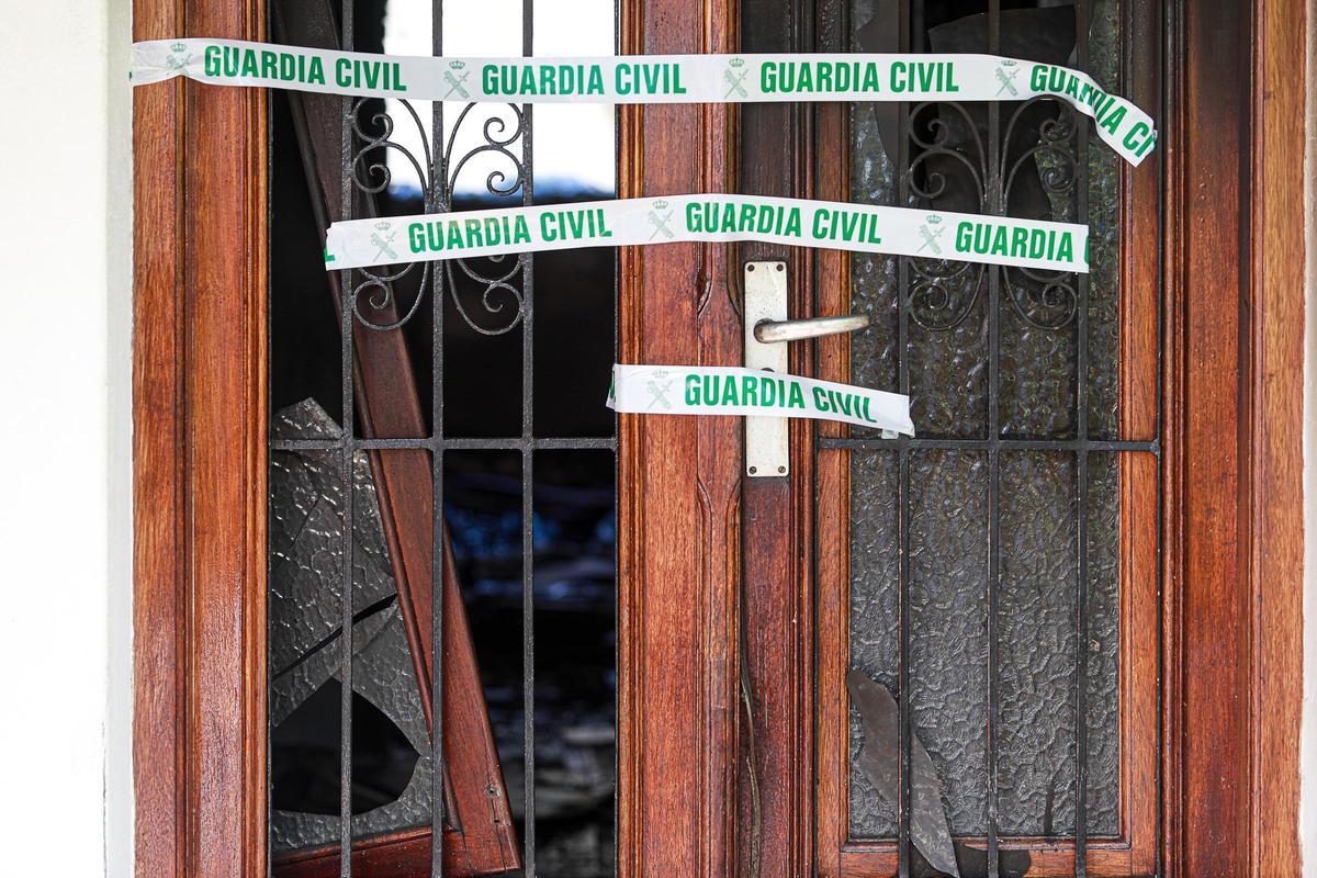 Una de las puertas reventadas durante el incendio