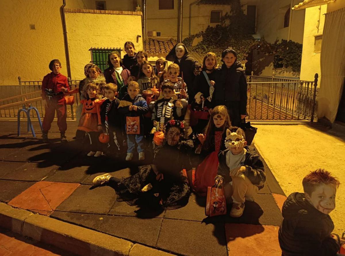 En Cosuenda, niños y mayores recorrieron las calles con sus disfraces terroríficos. | SERVICIO ESPECIAL