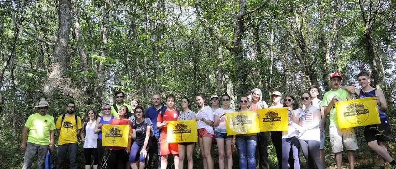 Alumnos del instituto Pintor Colmeiro, durante una ruta de senderismo por Casas Vellas. // Bernabé/J. Lalín