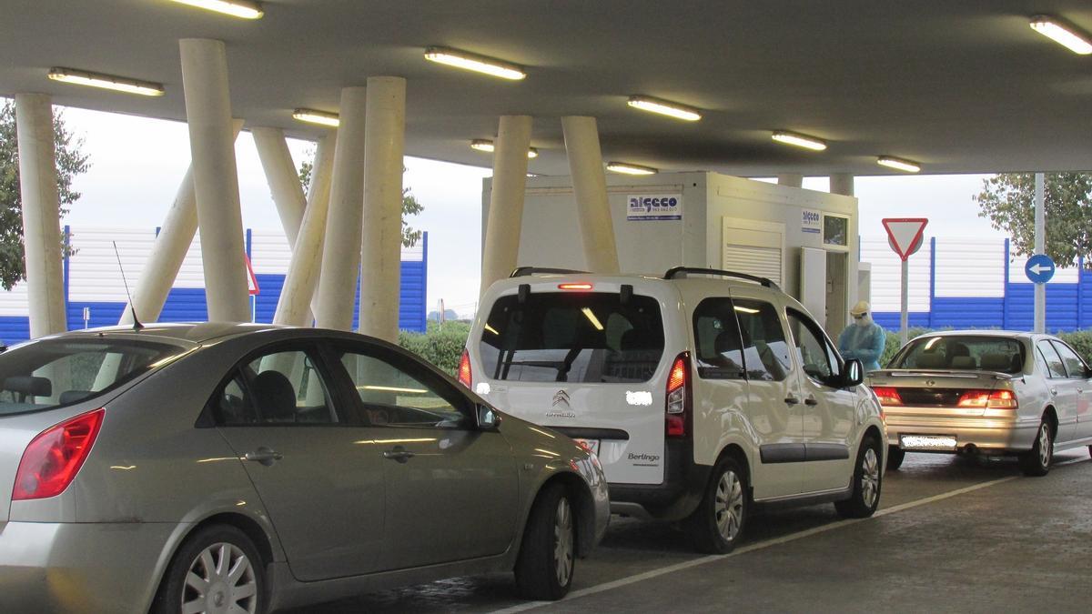 Coches haciendo cola para PCR en el hospital de Gandia (imagen de archivo)