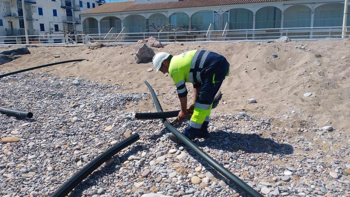 ALMASSORA. Operarios municipales se afanan por reparar elementos dañados.