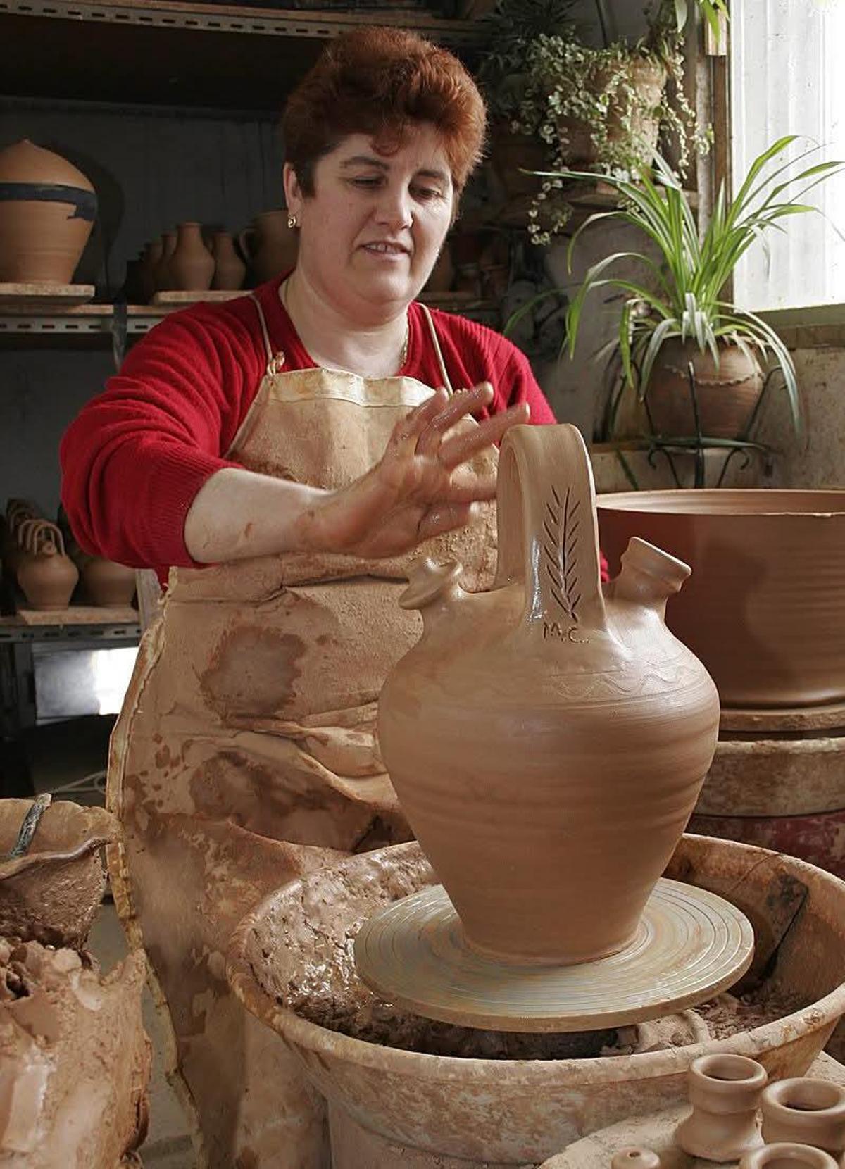 Mari Carmen, alfarera de Moveros
