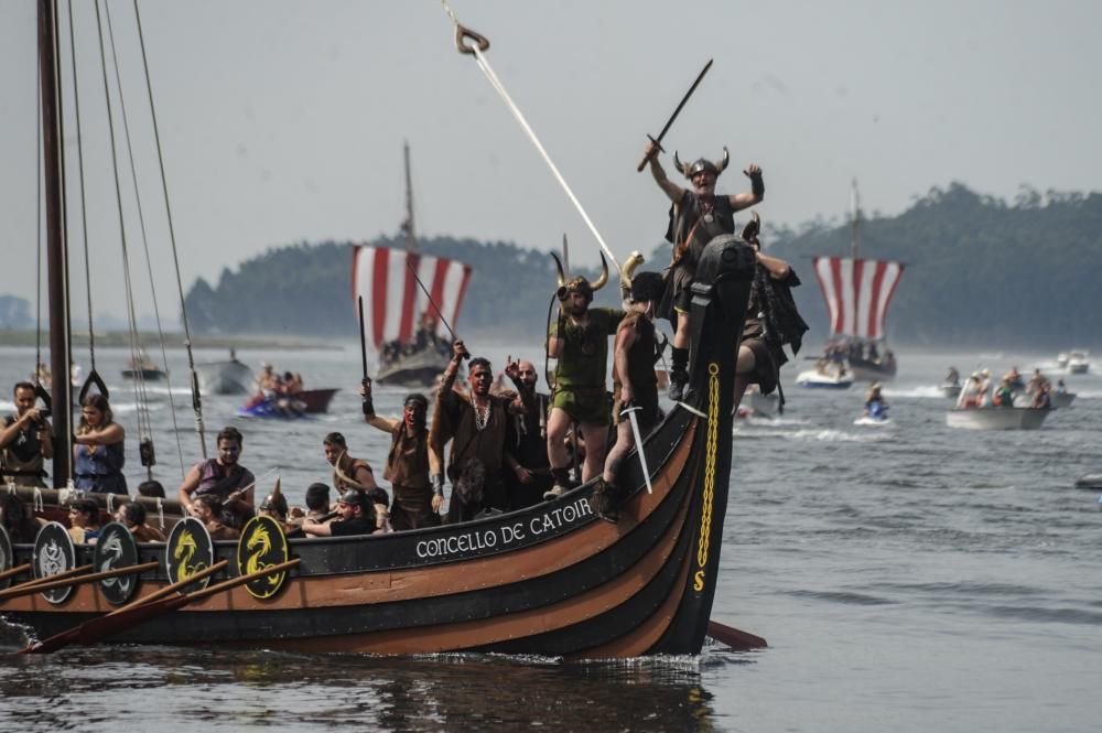 Las hordas vikingas desembarcan con sus armas y sus gritos de guerra en Catoira ante 30.000 personas.