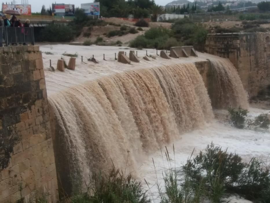 La gran cantidad de agua se debe a que el pantano de Tibi está desbordado y a la lluvia caída en Xixona y La Torre de les Maçanes