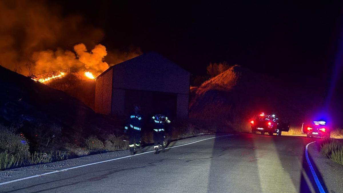 Bomberos en la zona afectada por las llamas en Puente Genil.