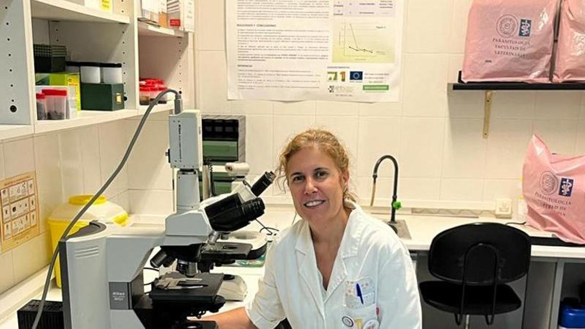 Eva Frontera, directora del departamento de Sanidad Animal en la Facultad de Veterinaria, en su laboratorio.