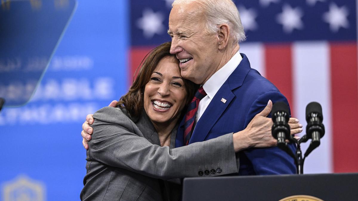 Kamala Harris abraza a Joe Biden en un acto electoral.