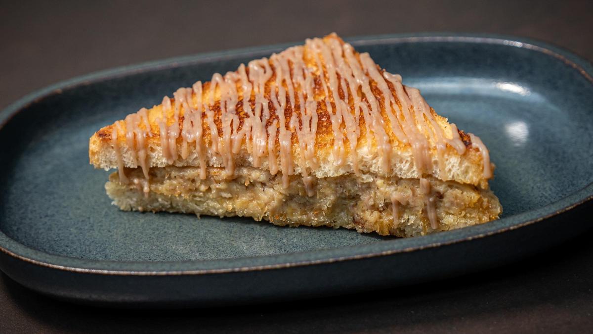 El bikini de guiso de pollo con crema de castaña y 'demi-glace' de Pizzicato.