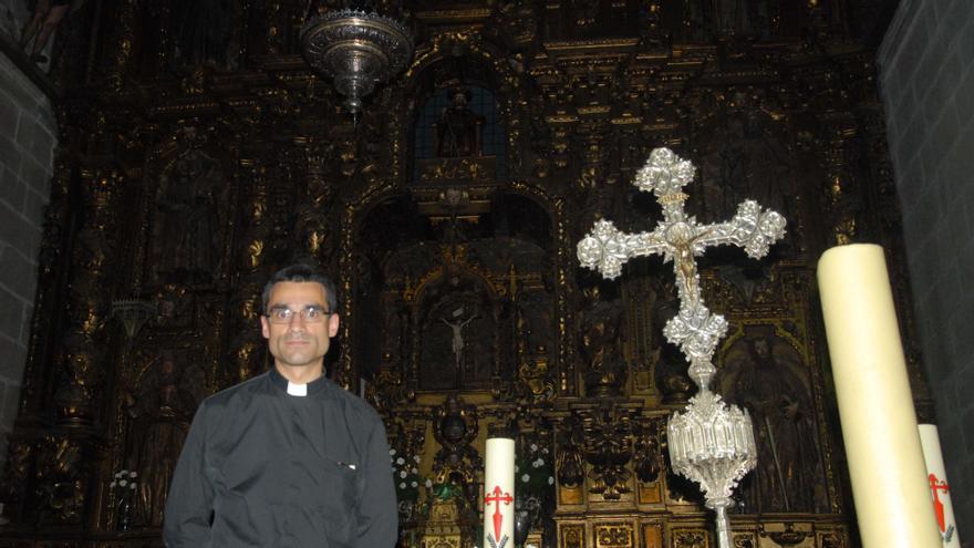 Severo Lobato, cura párroco de Cangas, quiere restringir las celebraciones a la excolegiata.