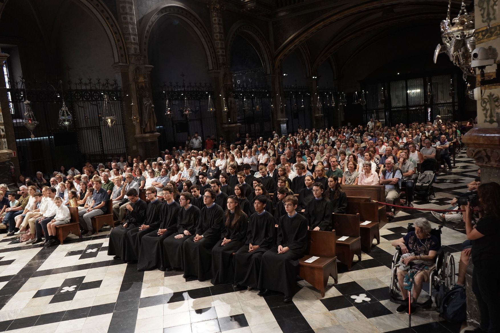 Montserrat vesteix les primeres escolanes de la història