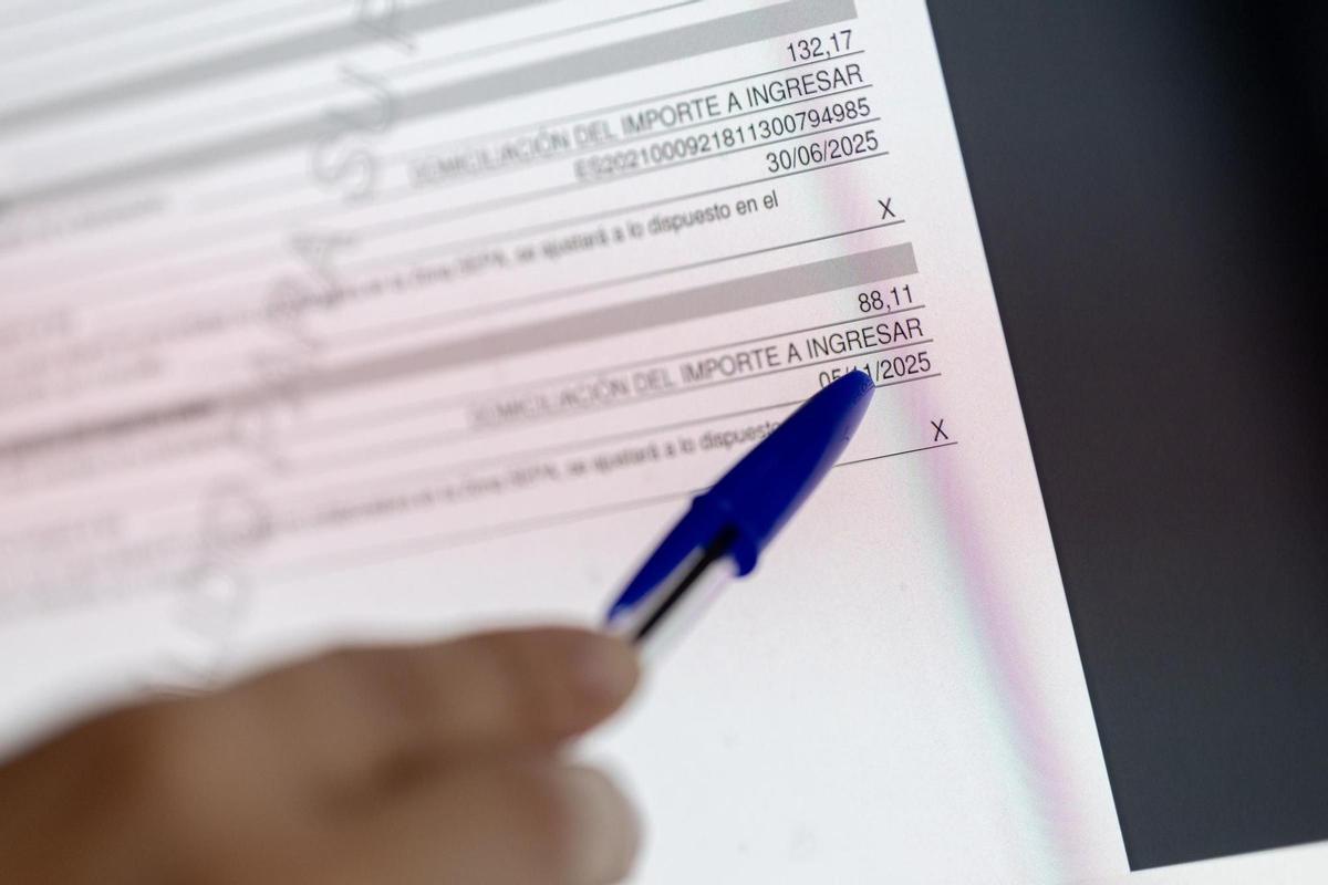 Archivo - Una persona cumplimenta la declaración de la Renta