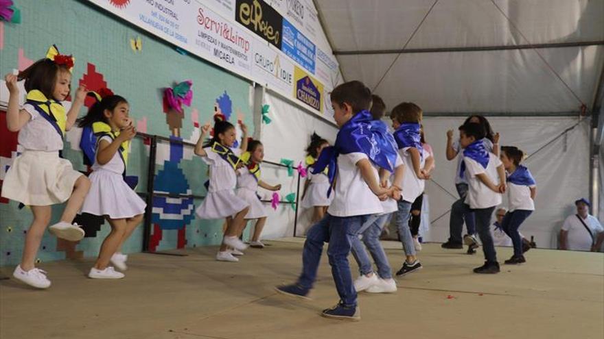 Los pequeños disfrutan en el festival de mayas