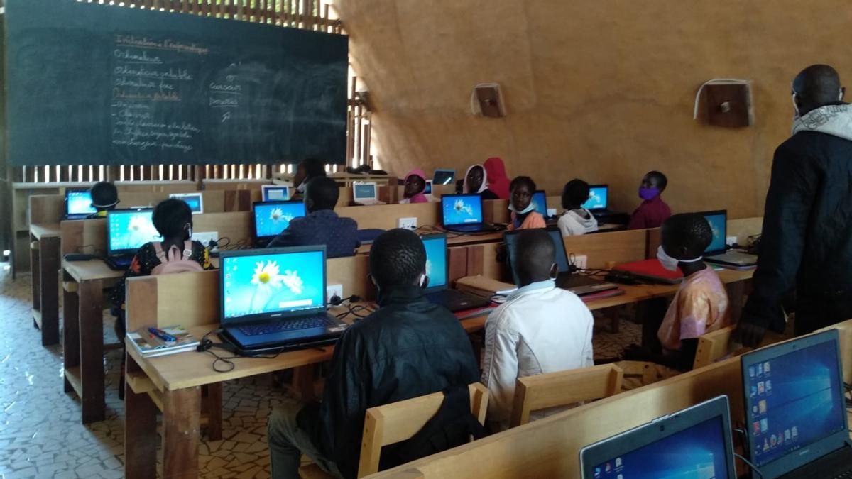Alumnos de secundaria en ell aula de informática de la escuela Kamanar.