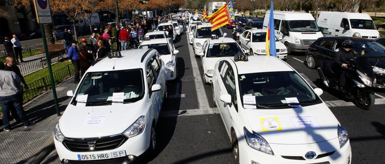 El TSJ da 200 licencias de alquiler de coche con  conductor a una firma que compite con el taxi