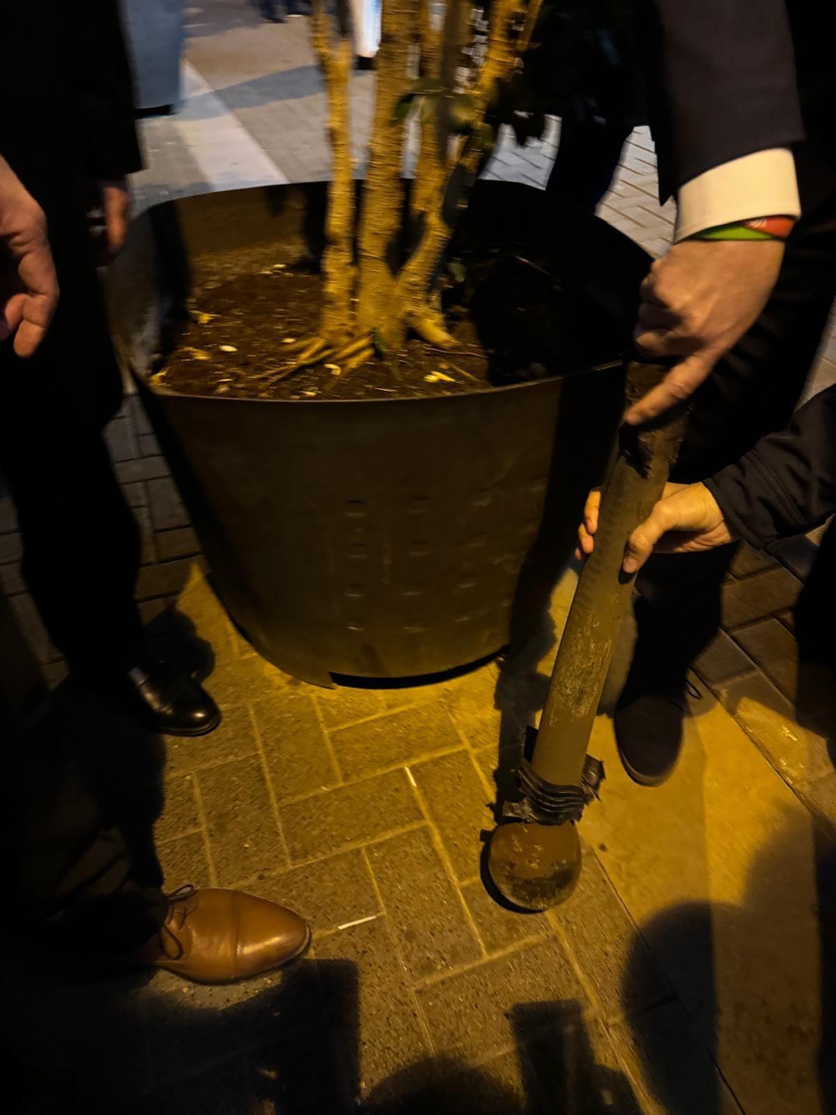 Imagen del bajado de la campana Grossa de la iglesia arciprestal que se ha desprendido y caído al suelo en pleno volteo.