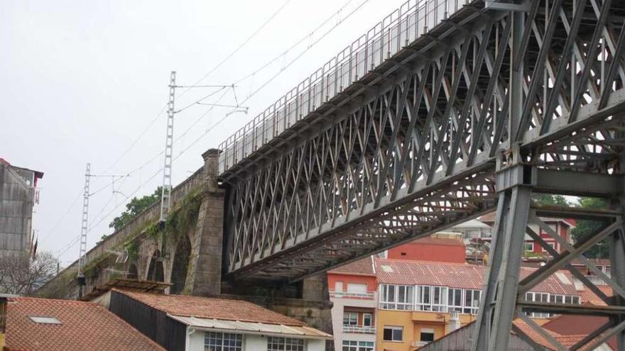 Las nuevas catenarias del viaducto de pontevedra, en Redondela, que deberán cambiar su ubicación. // Faro