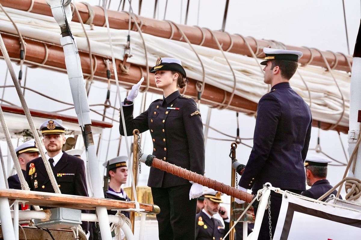 CÁDIZ, 11/01/2025.- La Princesa de Asturias, Leonor, se embarca este sábado en el buque escuela de la Armada española Juan Sebastián de Elcano para iniciar la travesía del 97 crucero de instrucción. EFE/ Roman Ríos