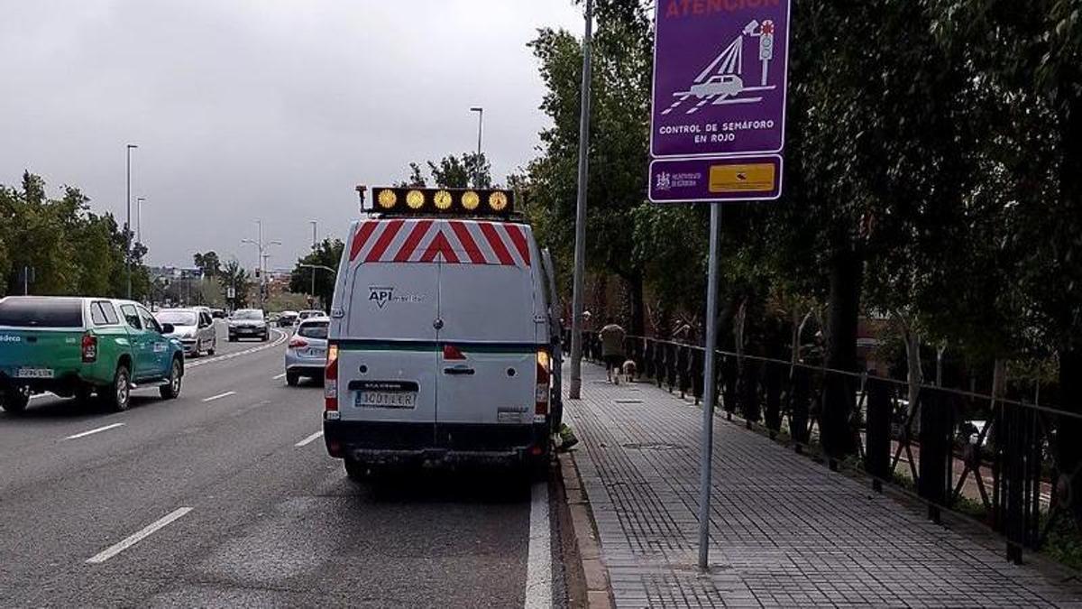Aviso: el Ayuntamiento de Córdoba instala un semáforo 'foto-rojo' en el cruce de la avenida del Corregidor y el puente de San Rafael