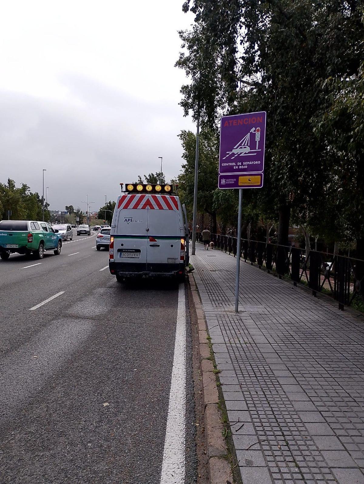 El Ayuntamiento de Córdoba instala un semáforo 'foto-rojo' en el cruce de la avenida del Corregidor y el puente de San Rafael