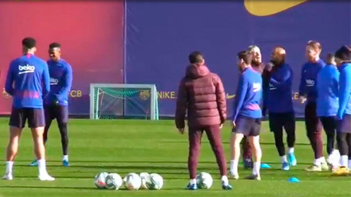 Vacile de Arturo Vidal a Setién. ¡Atentos al chileno en el rondo del entrenamiento!