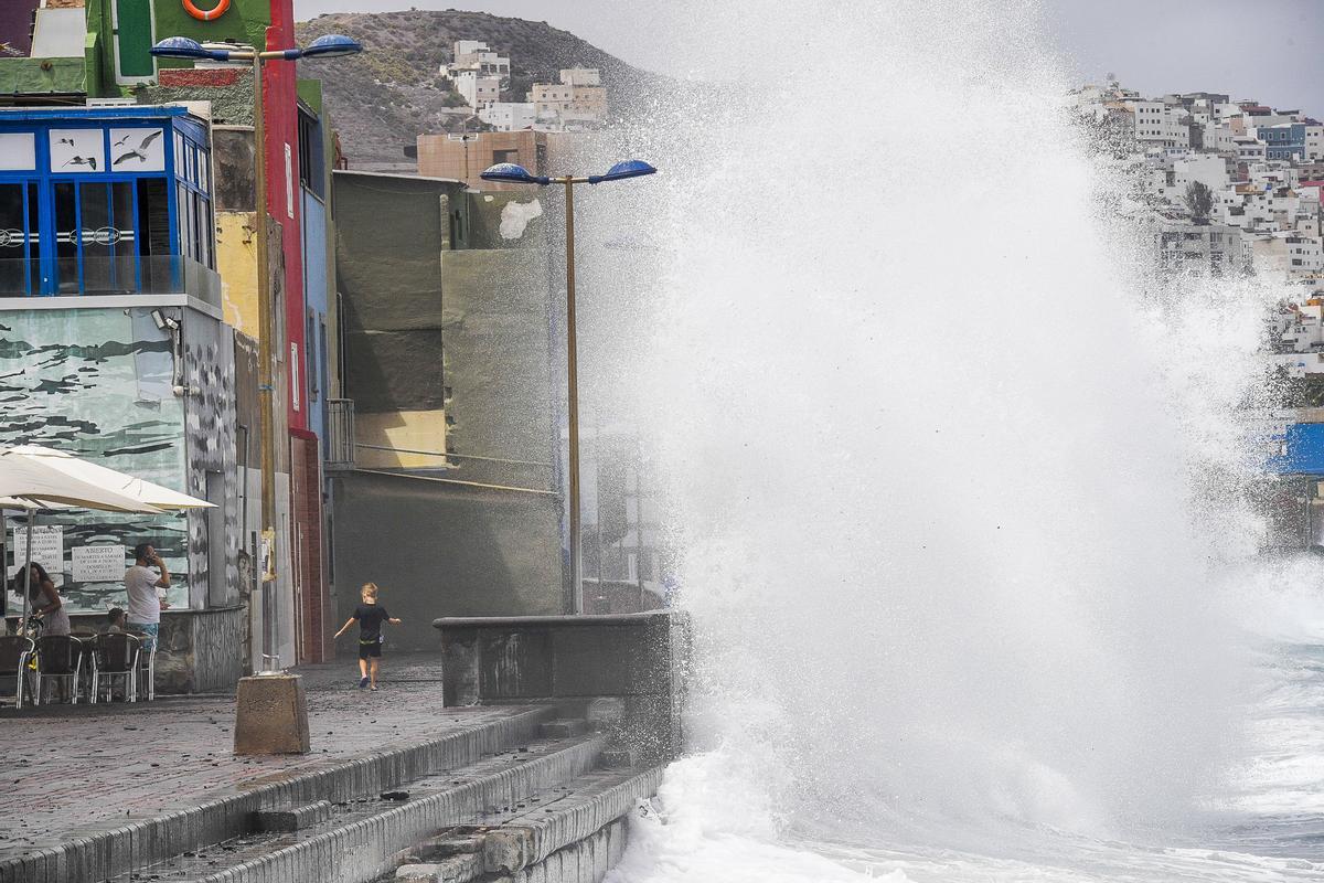 Oleaje fuerte en el paseo del barrio de San Cristóbal en Las Palmas de Gran Canaria. Oleaje fuerte en el paseo del barrio de San Cristóbal en Las Palmas de Gran Canaria.