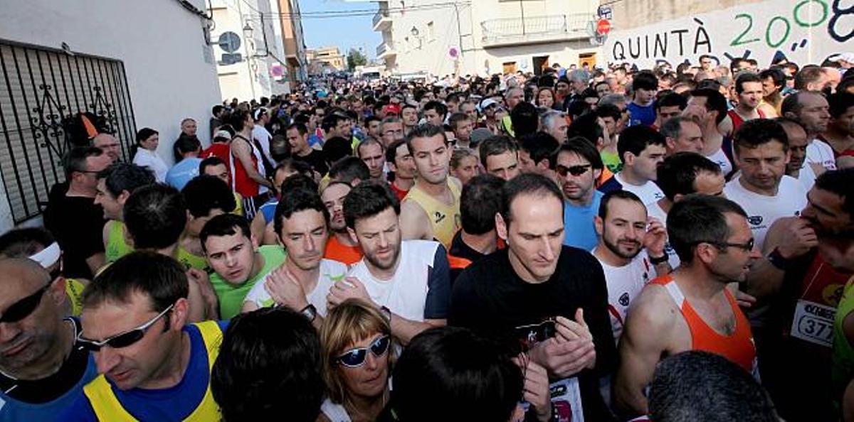 Cientos de participantes en la Volta Popular a Gata, minutos antes de que se iniciara la carrera