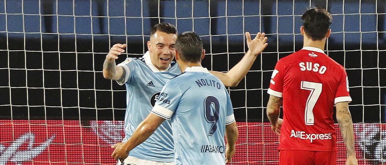 Iago Aspas y Nolito celebran el primer gol del Celta al Sevilla durante el encuentro celebrado anoche en el estadio de Balaídos. // RICARDO GROBAS