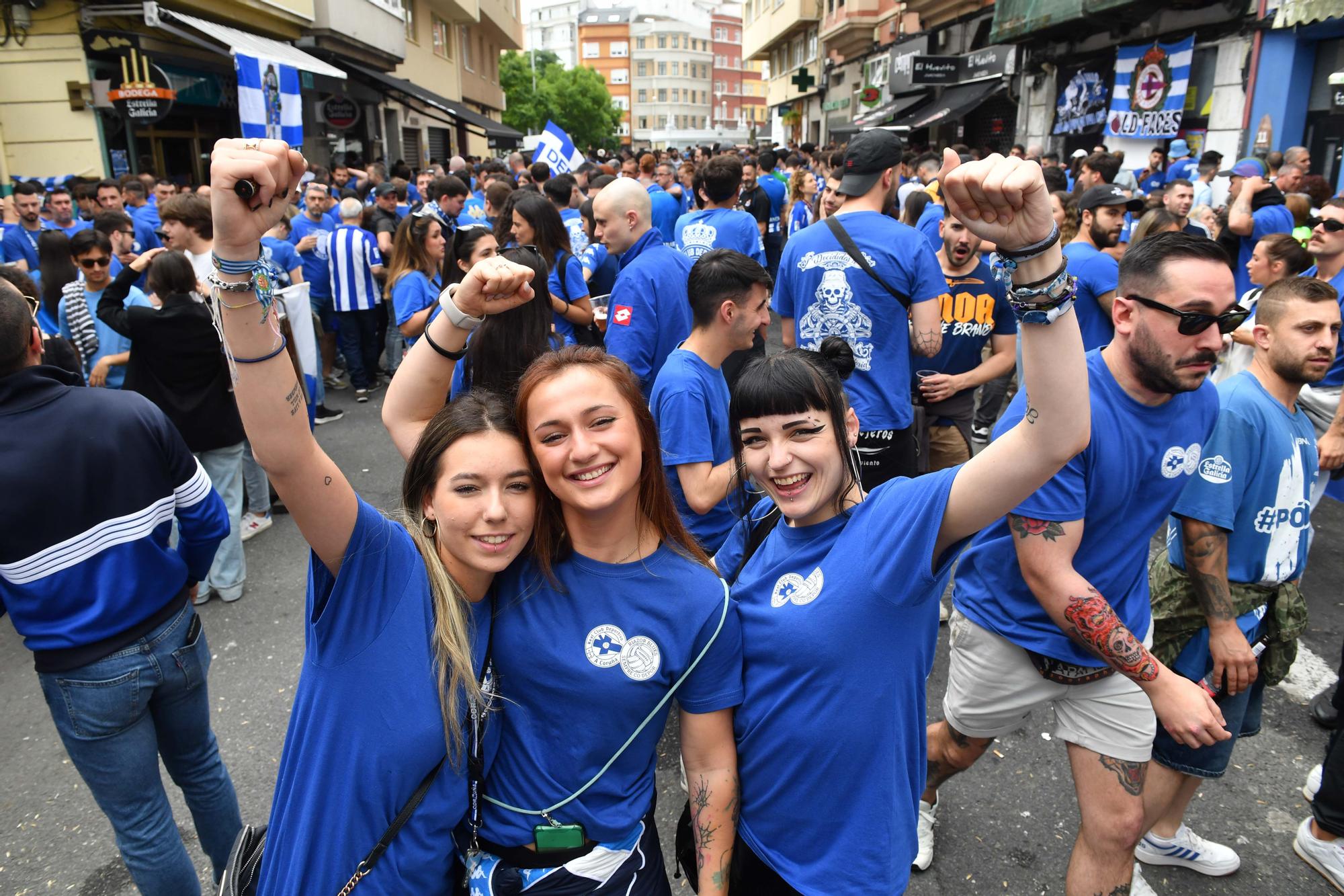 Ambientazo en la calle San Juan en la previa del Deportivo-Castellón