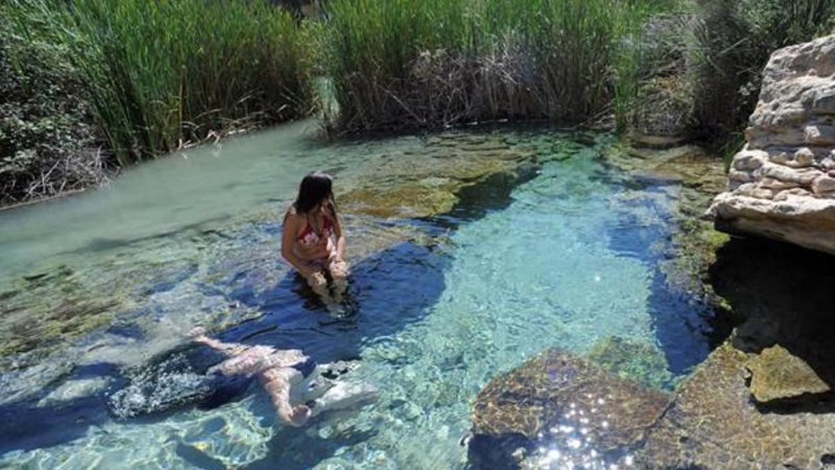 Dos bañistas en la Fuente del Gorgotón, en el término municipal de Cieza