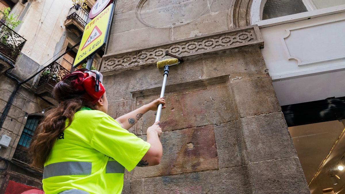 Operaria limpiando una pared en Barcelona