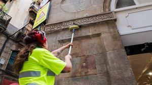 Operaria limpiando una pared en Barcelona