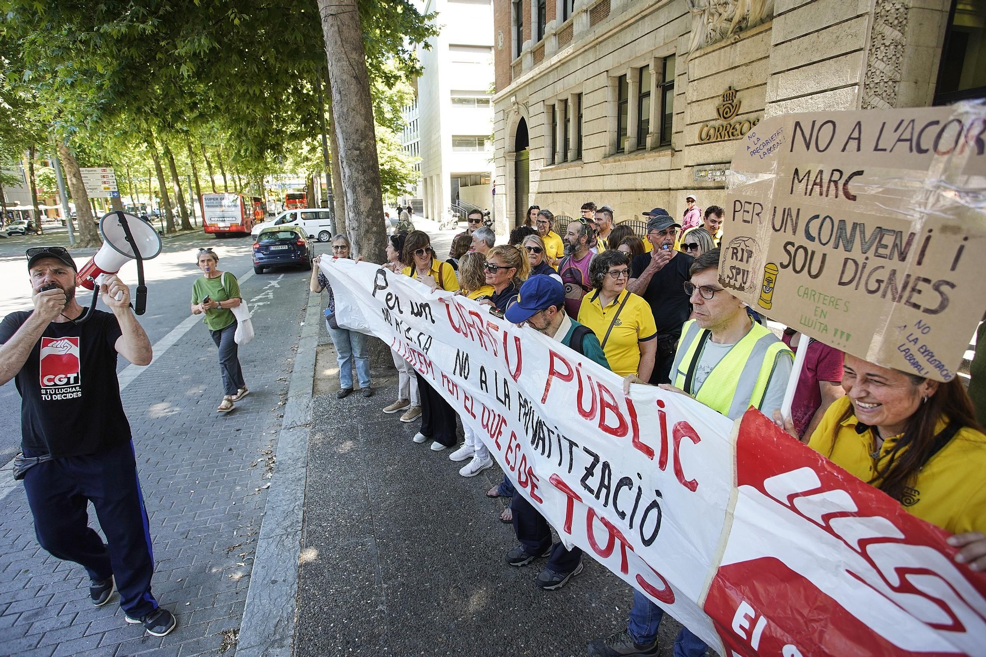Les fotos de la protesta dels treballadors de Correus a Girona