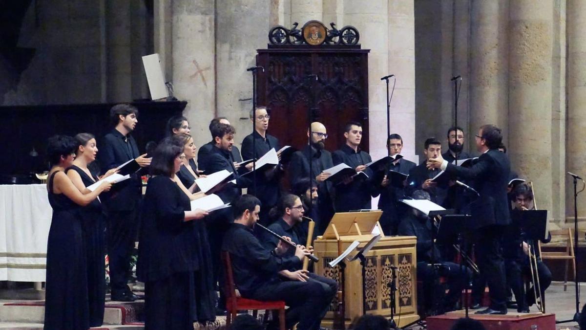 La formació  O Vos Omnes, en una actuació a la Catedral de Barcelona. A baix, el director i fundador del cor, Xavier Pastrana.    | O VOS OMNES