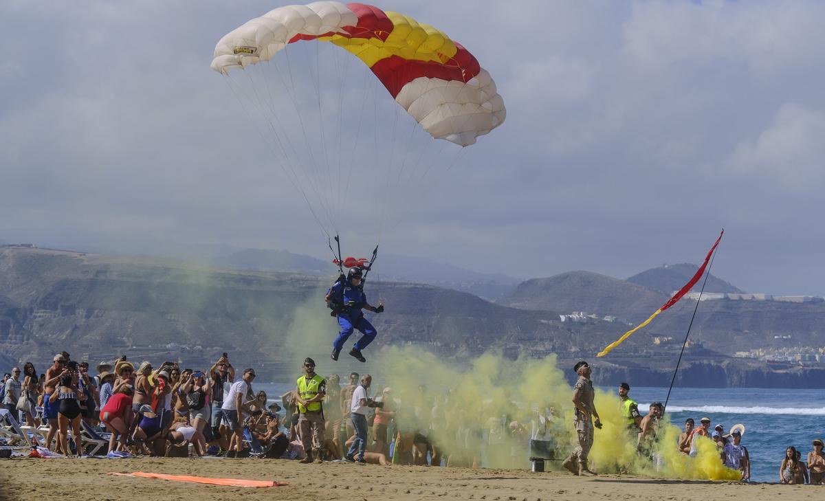 Un paracaidista aterriza en la playa de Las Canteras durante la exhibición.