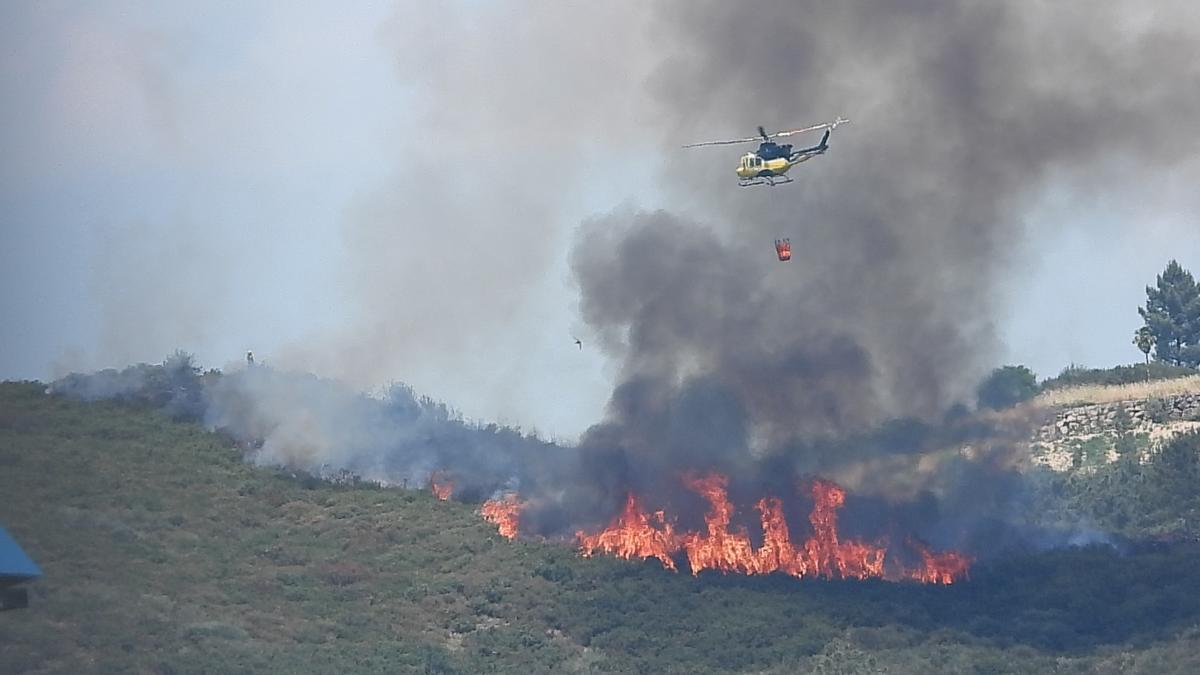 Un helicóptero, en el operativo de extinción del incendio de Vilar.