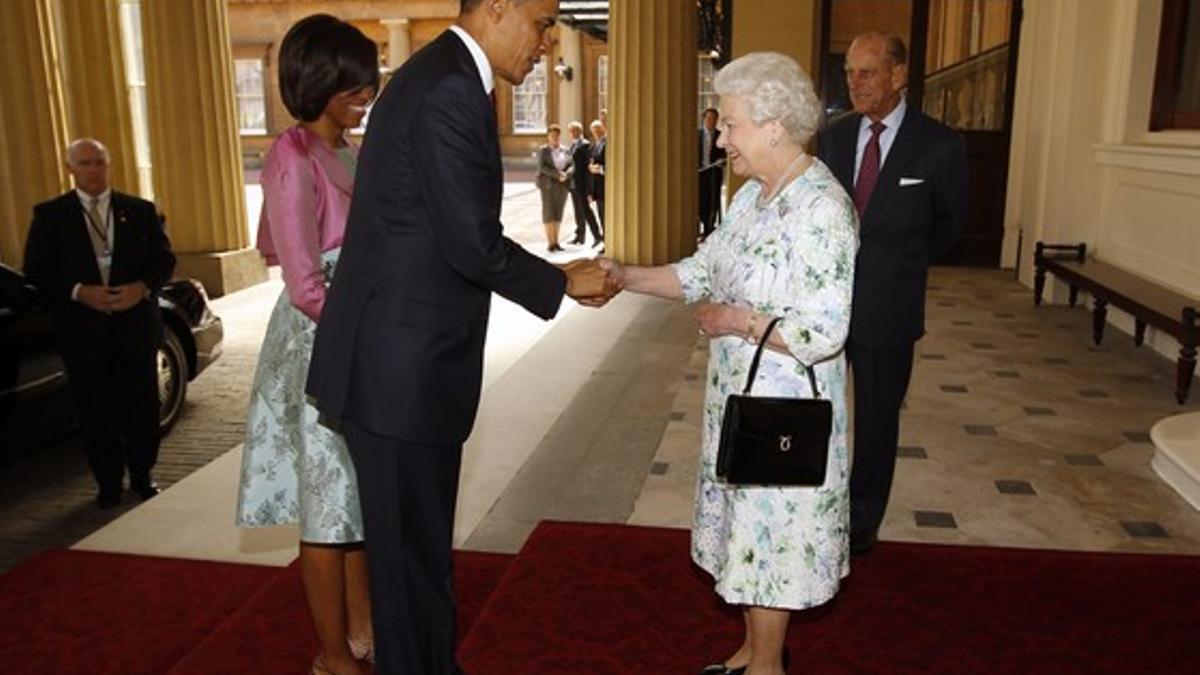 Barack Obama saluda a la reina Isabel II ante la mirada de su esposa Michelle y del duque de Edimburgo, este martes, en el palacio de Buckhingham.