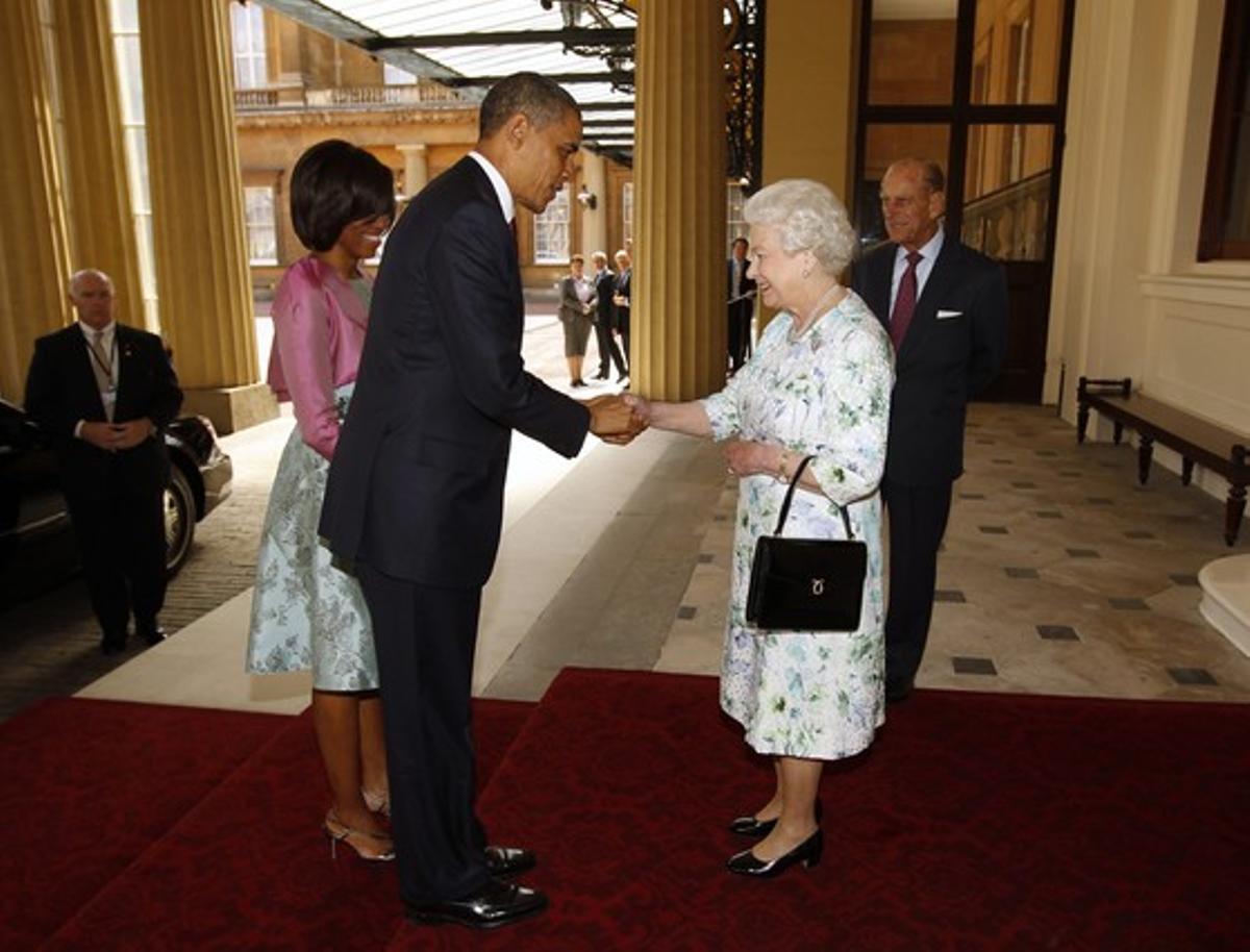 Barack Obama saluda la reina Isabel II davant de la mirada de la seva dona, Michelle, i del duc d’Edimburg, aquest dimarts, al palau de Buckingham. Barack Obama saluda la reina Isabel II davant de la mirada de la seva dona, Michelle, i del duc d’Edimburg, aquest dimarts, al palau de Buckingham.