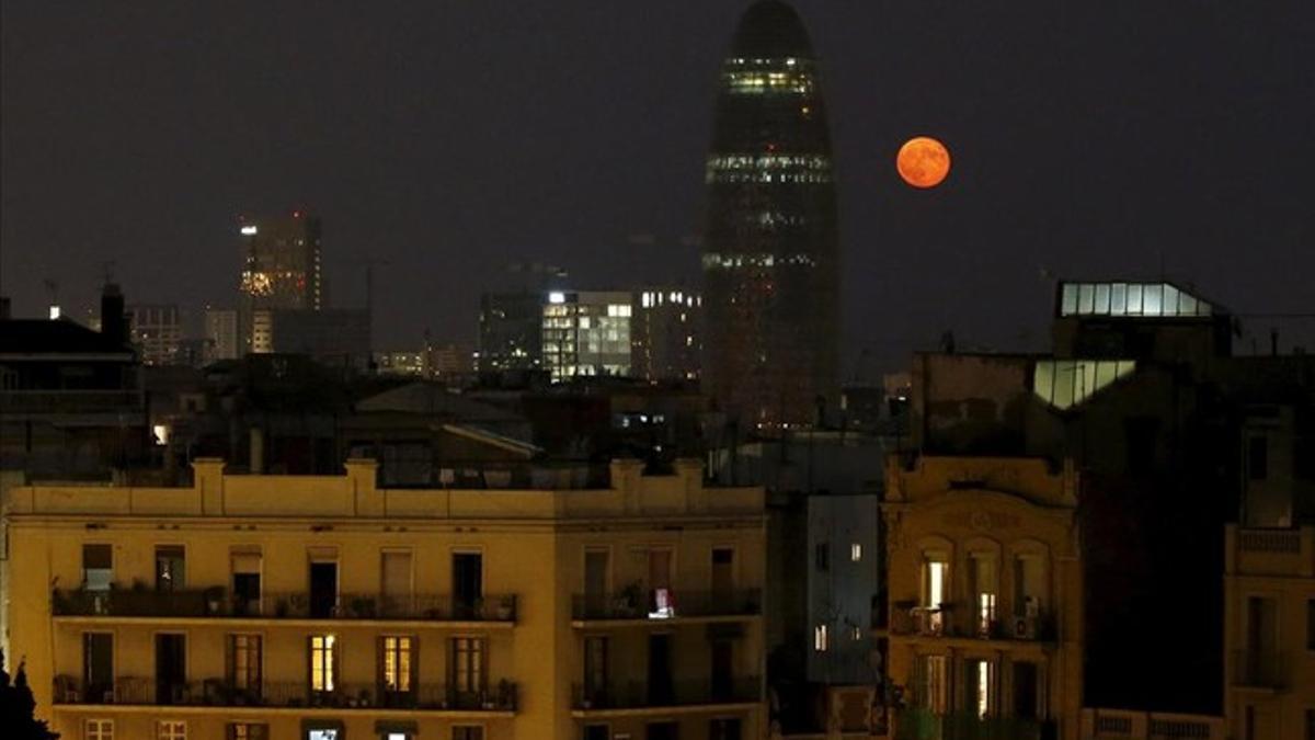 El eclipse de superluna roja en Barcelona.