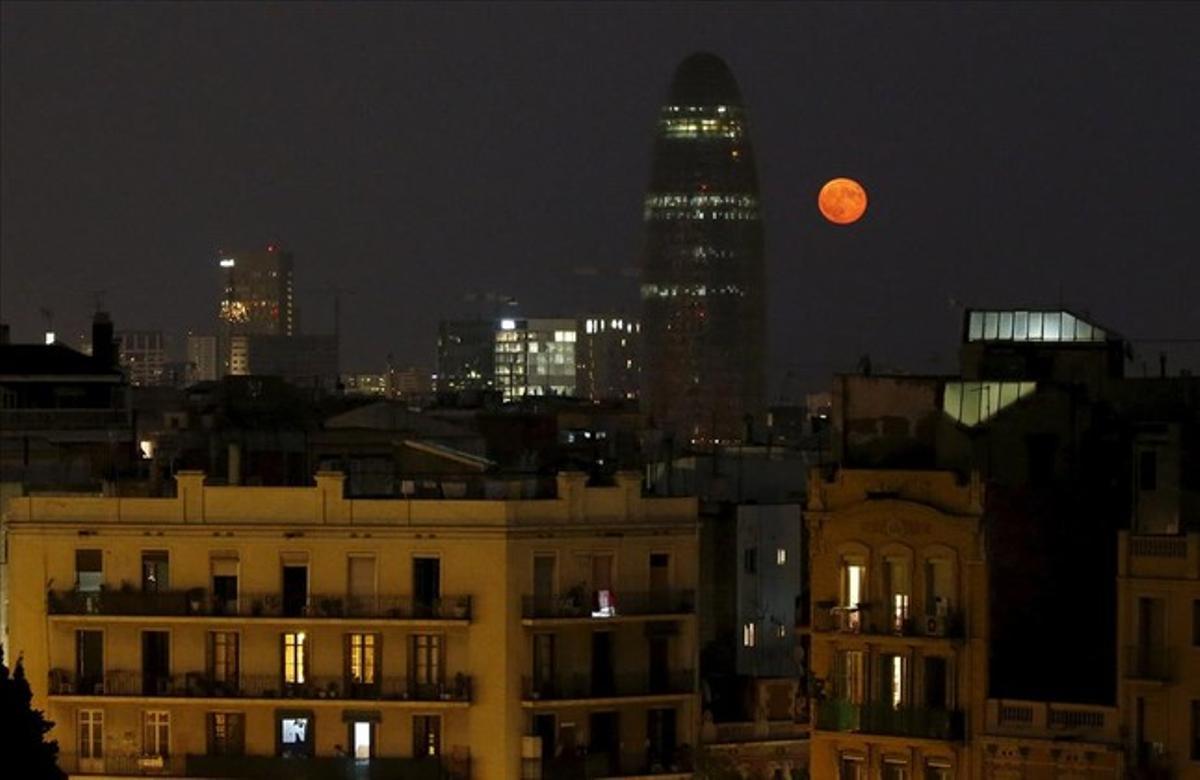 L’eclipsi de superlluna vermella a Barcelona. 
