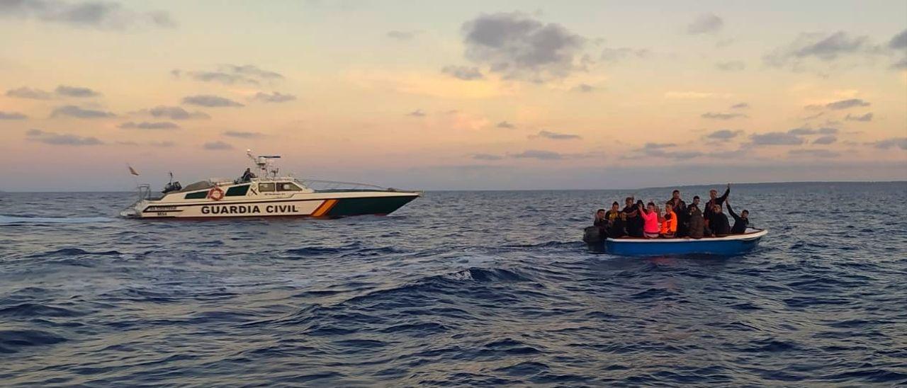 Una patera interceptada en Cabrera.